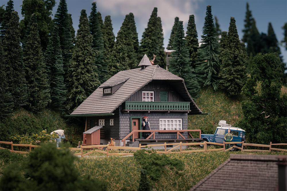 Jubiläumsmodell - Schwarzwaldhaus mit Figur von Faller