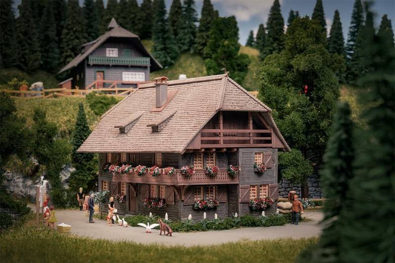 Jubiläumsmodell - Uhrenmacherhaus mit Figur von Faller