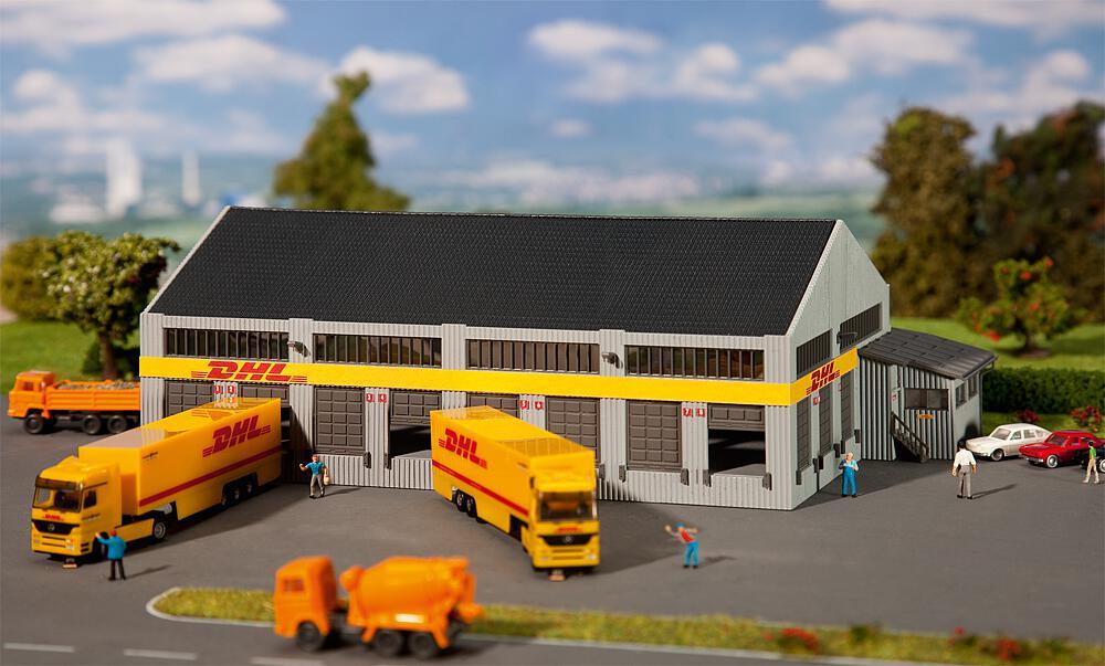Logistik-Zentrum DHL mit Figuren - Monatsmodell November von Faller