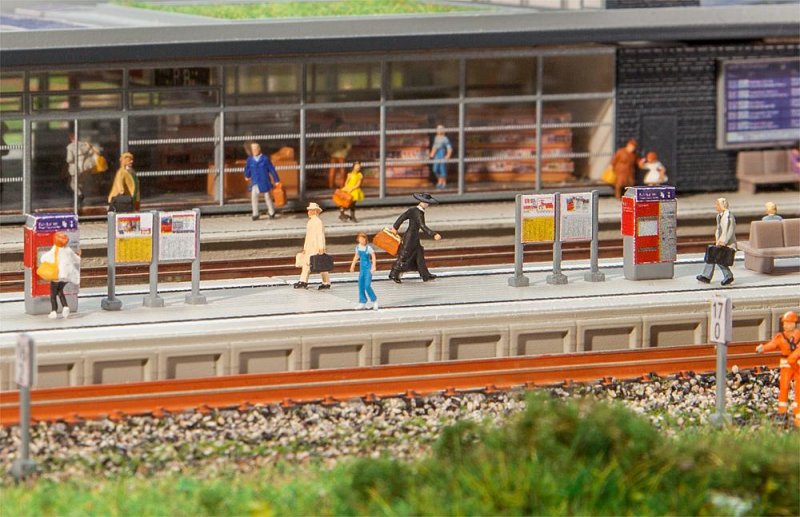 Moderner Bahnsteig mit Zubehör Moderner Bahnsteig mit Zubehör von Faller