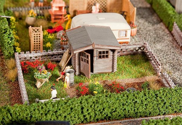 Schrebergarten mit kleinem Gartenhäuschen von Faller