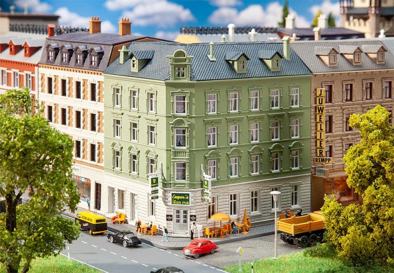 Stadteckhaus mit Kneipe Stadteckhaus mit Kneipe von Faller