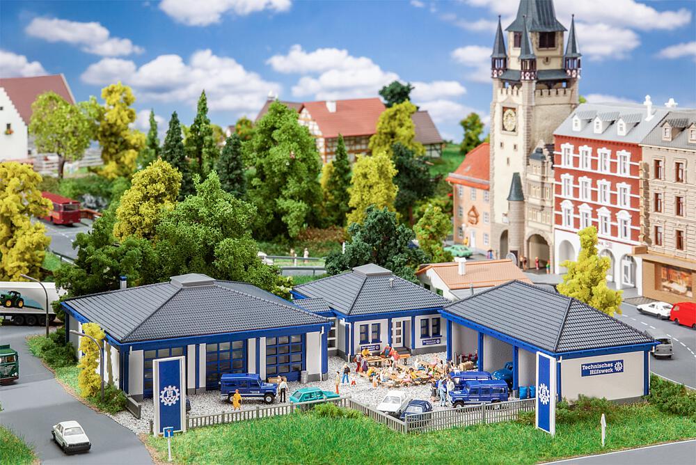 THW-Gebäude mit Fahrzeughalle - Monatsmodell THW-Gebäude mit Fahrzeughalle - Monatsmodell von Faller
