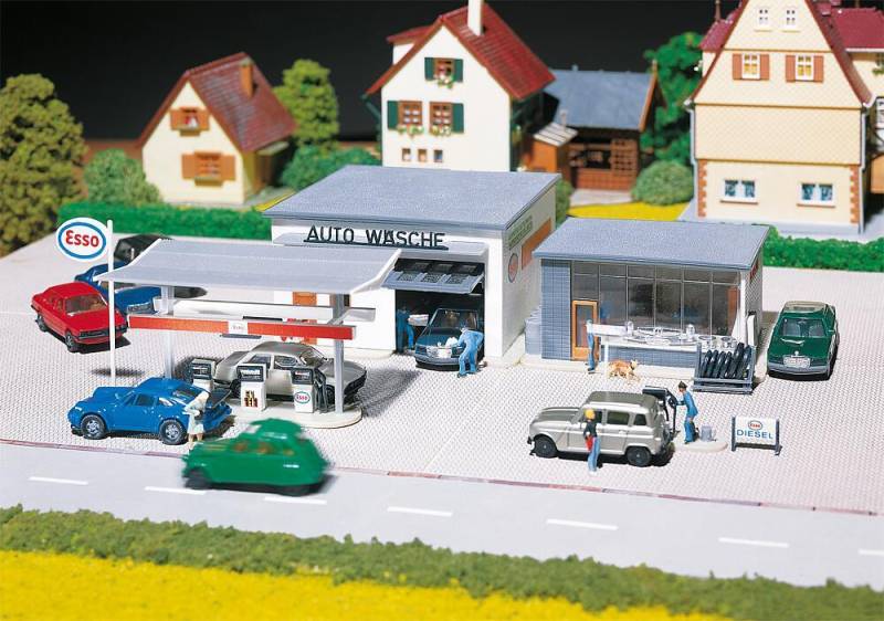 Tankstelle mit Waschhalle - Monatsmodell August von Faller