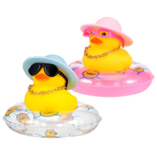 Fanshiontide 2 Stück Ente Auto Armaturenbrett Dekorationen, Gelbe Gummiente Auto Ornamente mit Sonnenhüten Sonnenbrille Goldenen Ketten und Schwimmringen, für Auto, Büro, Zimmer Dekoration Fanshiontide 2 Stück Ente Auto Armaturenbrett Dekorationen, Gelbe Gummiente Auto Ornamente mit Sonnenhüten Sonnenbrille Goldenen Ketten und Schwimmringen, für Auto, Büro, Zimmer Dekoration von Fanshiontide