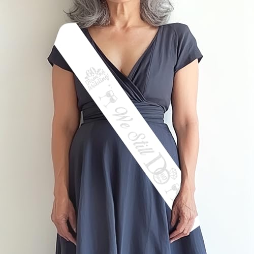 Schärpe zum 60. Hochzeitstag, Party-Dekorationen zum 60. Hochzeitstag, Party-Dekorationen "We Still Do 60 Years", Geschenk zum 60. Hochzeitstag, Gastgeschenke für Prost bis 60 Jahre Schärpe zum 60. Hochzeitstag, Party-Dekorationen zum 60. Hochzeitstag, Party-Dekorationen "We Still Do 60 Years", Geschenk zum 60. Hochzeitstag, Gastgeschenke für Prost bis 60 Jahre von Festiblast