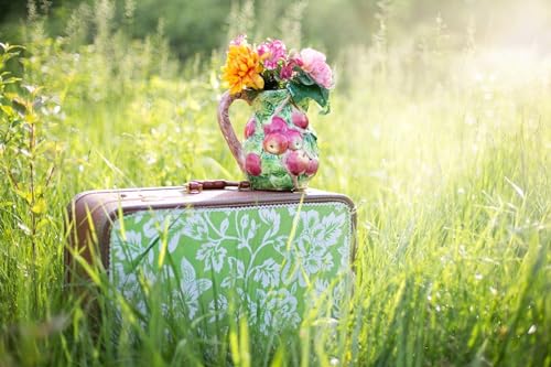 Vase auf Koffer im Gras – 1500-teiliges Holzpuzzle – Puzzle zum Selbermachen, Sammlerstücke, Moderne Heimdekoration von FiXizy