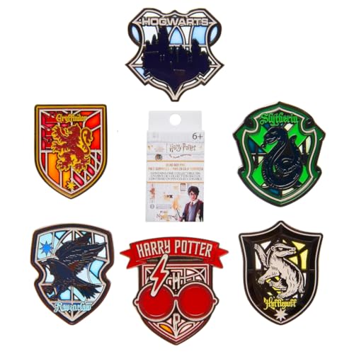 Loungefly WB HARRY POTTER STAINED GLASS BLIND PIN SET - Logo - Harry Potter - Blind Box Emaille-Nadeln - Niedliche Brosche Zum Sammeln - Für Rucksäcke & Taschen - Geschenkidee - Movies Fans Loungefly WB HARRY POTTER STAINED GLASS BLIND PIN SET - Logo - Harry Potter - Blind Box Emaille-Nadeln - Niedliche Brosche Zum Sammeln - Für Rucksäcke & Taschen - Geschenkidee - Movies Fans von Funko