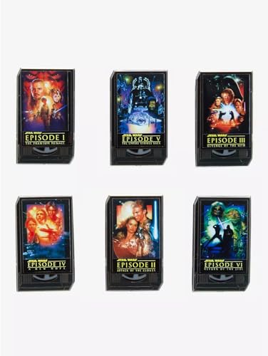 Loungefly Loungegly - Star Wars - VHS Cassettes - Enamel Pin - Blind Purchase - 1 Of 6 To Collect - Styles Vary - Star Wars - Blind Box - Emaille-Nadeln - Niedliche Brosche Zum Sammeln & Taschen Loungefly Loungegly - Star Wars - VHS Cassettes - Enamel Pin - Blind Purchase - 1 Of 6 To Collect - Styles Vary - Star Wars - Blind Box - Emaille-Nadeln - Niedliche Brosche Zum Sammeln & Taschen von Funko