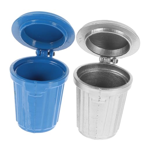 GARIOUANS 2 Stück Mini Mülltonnen Teilig Miniatur Puppenhaus Zubehör Kleine Dekorative Abfallbehälter Silber Blau Für Sandtisch DIY Realistische Puppenhaus Dekoration von GARIOUANS