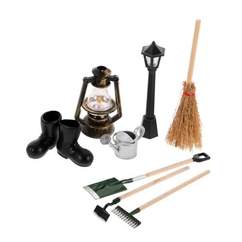 8Stücke Maßstab Rechen Lampe Wasserkanne Besen und Stiefel für Gartendekoration 8Stücke Maßstab Rechen Lampe Wasserkanne Besen und Stiefel für Gartendekoration von GARVALON