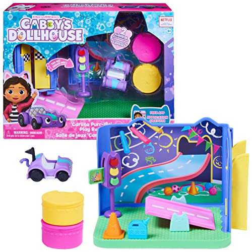 Gabby‘s Dollhouse Deluxe Raum, Purr-ific Play Room, Spielzimmer mit Carlita Spielzeugauto, 2 Möbelstücken und 2 Überraschungsboxen mit Zubehörteilen, geeignet für Kinder ab 3 Jahren von Gabby's Dollhouse