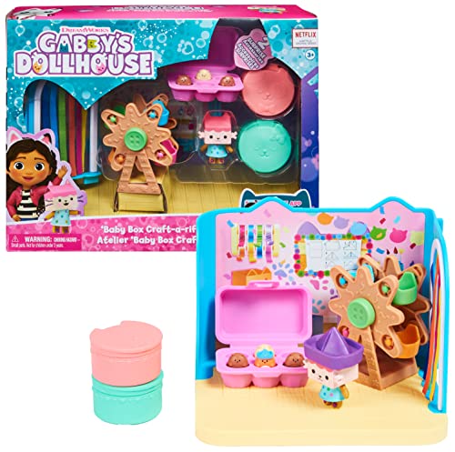 Gabby's Dollhouse Deluxe Raum, Craft-a-riffic-Room, Bastelzimmer mit Baby Box, 2 Möbelstücken und 2 Überraschungsboxen mit Zubehörteilen, geeignet für Kinder ab 3 Jahren Gabby's Dollhouse Deluxe Raum, Craft-a-riffic-Room, Bastelzimmer mit Baby Box, 2 Möbelstücken und 2 Überraschungsboxen mit Zubehörteilen, geeignet für Kinder ab 3 Jahren von Gabby's Dollhouse