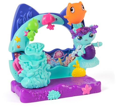 Gabby’s Dollhouse: Der Film – Balkon-Spielset Merkätzchens Aquarium, 7-teiliges Set mit Katzenfigur und Puppenhaus Zubehörteilen, für Kinder ab 3 Jahren von Gabby's Dollhouse