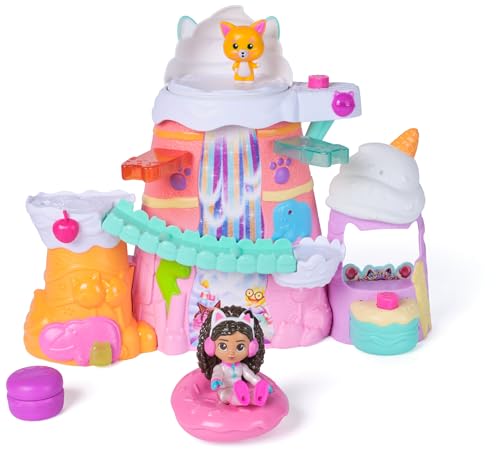 Gabby’s Dollhouse: Der Film – Zuckerguss-Gebirge Spielset, 12-teiliges Spielset mit Gabby Figur, Leopold & Puppenhaus-Zubehör, für Kinder ab 3 Jahren Gabby’s Dollhouse: Der Film – Zuckerguss-Gebirge Spielset, 12-teiliges Spielset mit Gabby Figur, Leopold & Puppenhaus-Zubehör, für Kinder ab 3 Jahren von Gabby's Dollhouse