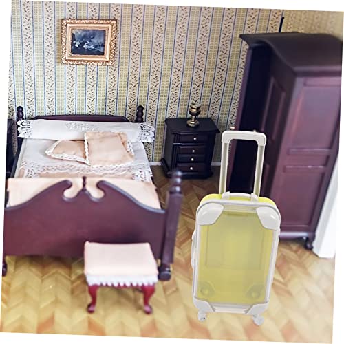 Garneck Miniatur Puppenkoffer Gelb Grün Kleines Rollgepäck für Puppenhaus Deko Lebensechte Mini Reisetasche Handliche Puppenaccessoires Detailreich und Farbenfroh von Garneck