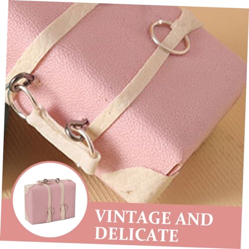 Gatuida Miniatur Koffer Dekoration Vintage Stil Puppenhaus Zubehör Miniatur Koffer Modell für Puppenhaus Szenen Geeignet Rosa Handtasche Gatuida Miniatur Koffer Dekoration Vintage Stil Puppenhaus Zubehör Miniatur Koffer Modell für Puppenhaus Szenen Geeignet Rosa Handtasche von Gatuida