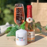 Geschenkset "Happy Birthday": graviertes Sektglas, Rotkäppchen rosè & Kerze von Geburtstagsfee