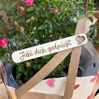 Holz-Anhänger mit Gravur Fühl dich gedrücktfür Blumen & Geschenke mit Herzloch Holz-Anhänger mit Gravur Fühl dich gedrücktfür Blumen & Geschenke mit Herzloch von Geburtstagsfee