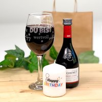 Wein-Geschenkset "Du bist toll": graviertes Weinglas, Rotwein & Kerze von Geburtstagsfee