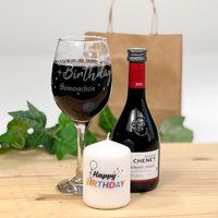 Wein-Geschenkset "Happy Birthday": graviertes Weinglas, Rotwein & Kerze von Geburtstagsfee