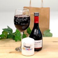 Wein-Geschenkset "Liebe": graviertes Weinglas, Rotwein & Kerze von Geburtstagsfee