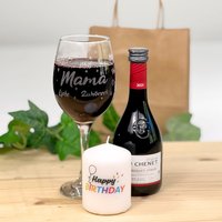 Wein-Geschenkset "Mama": graviertes Weinglas, Rotwein & Kerze von Geburtstagsfee