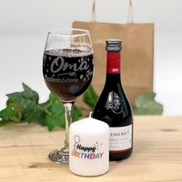 Wein-Geschenkset "Oma": graviertes Weinglas, Rotwein & Kerze von Geburtstagsfee