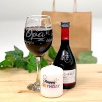 Wein-Geschenkset "Opa": graviertes Weinglas, Rotwein & Kerze Wein-Geschenkset "Opa": graviertes Weinglas, Rotwein & Kerze von Geburtstagsfee