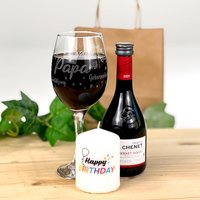 Wein-Geschenkset "Papa": graviertes Weinglas, Rotwein & Kerze von Geburtstagsfee