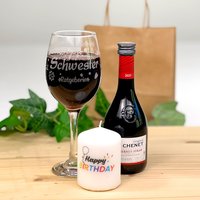 Wein-Geschenkset "Schwester": graviertes Weinglas, Rotwein & Kerze von Geburtstagsfee