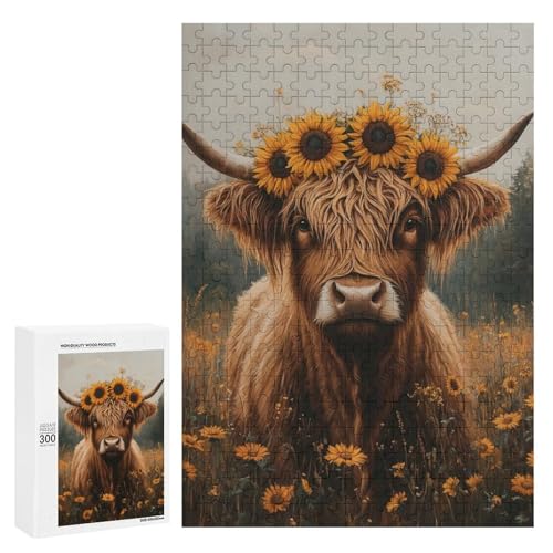 Ein Hochlandkuh verziert mit Sonnenblumen steht in einem Feld von Wildblumen. Klassisches Holzpuzzle für Erwachsene mit 300 Teilen Ein Hochlandkuh verziert mit Sonnenblumen steht in einem Feld von Wildblumen. Klassisches Holzpuzzle für Erwachsene mit 300 Teilen von Generisch