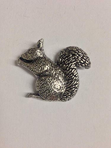 Gifts For All Code Z35 Sitzender Eichhörnchen Hergestellt aus Solid Fein Englisch Pewter Pin Anstecker Abzeichen Verschickt von US 2016 aus Derbyshire UK von Gifts For All