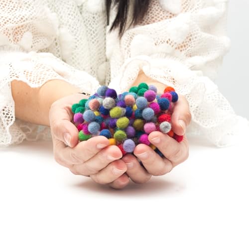 Glaciart One Filz Pom Poms, Wollebälle (240Stück) 1 Zentimeter - 0,4 Zoll, handgefertigt, 40 Farben (Rot, Blau, Orange, Gelb, Pastell und mehr), Großhandel, kleine Bällchen für Filzen und Girlanden von Glaciart One