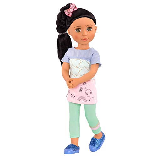 Glitter Girls Puppe Soo Ji – Bewegliche 36 cm Puppe mit Puppenkleidung, Zubehör und schwarzen Langen Haaren zum Frisieren – Spielzeug ab 3 Jahren (6 Teile) von Glitter Girls