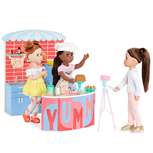 Glitter Girls Küche mit Kochsendung Zubehör – Puppenzubehör für 36 cm Puppen mit Backzubehör, Kühlschrank, Ofen und mehr – Puppenhaus Zubehör für Kinder ab 3 Jahren (52 Teile) von Glitter Girls