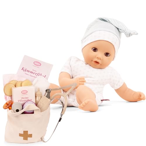 Götz 2516072 Cosy Aquini Baby Be A Doctor Badepuppe - Puppe ohne Haare und braunen Schlafaugen - 33 cm Mädchen-Babypuppe in 48-teiligen Set von Götz