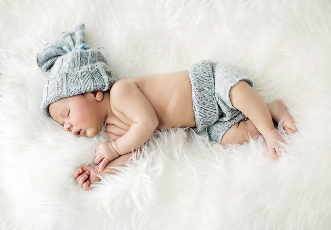 Grafika Kids Konrad Bak: Baby sleeping in Feathers 12 Teile Puzzle Grafika-F-31103 von Grafika Kids