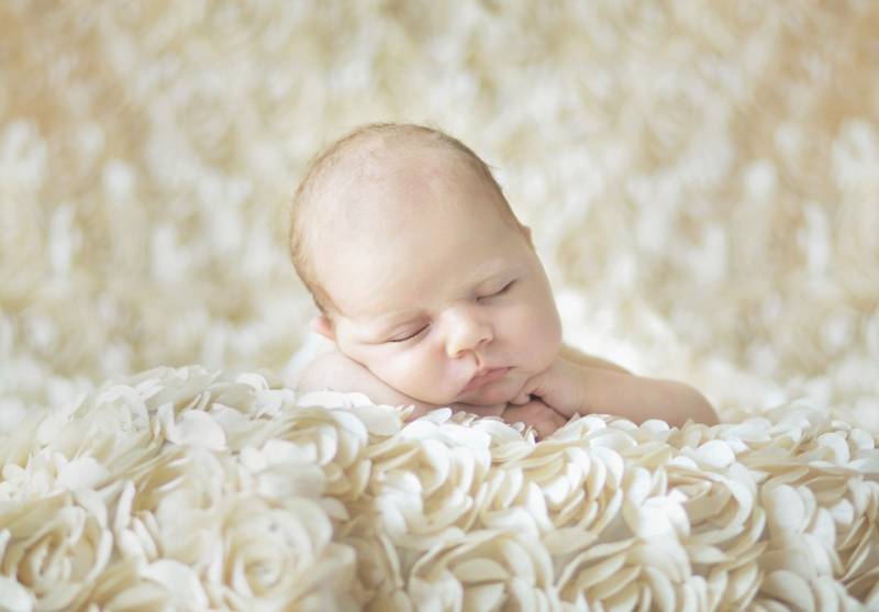 Grafika Kids Konrad Bak: Baby sleeping in the Roses 12 Teile Puzzle Grafika-F-31099 von Grafika Kids