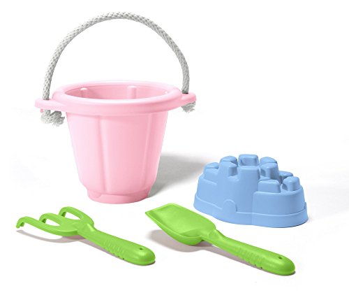 Green Toys 8601023 Sandspielzeug für Sandkasten und Strand, nachhaltiges Spielset inkl. Eimer, Schaufel, Harke und Förmchen für Kinder ab 18 Monaten, 4-teilig von Green Toys