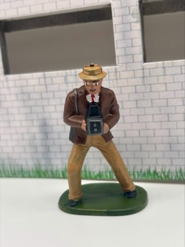 F1152 - Greenhills Scalextric Carrera Painted Trackside Spectator with Camera 1.32 Scale - New von Greenhills