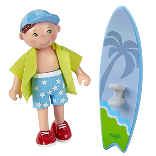 HABA 304743 - Little Friends – Colin, Minipuppe ab 3 Jahren, mit Surfboard, ausziehbarem Hemd und Pappkulisse, strapazierfähige Biegepuppe aus Kunststoff für lange Spielfreude von HABA
