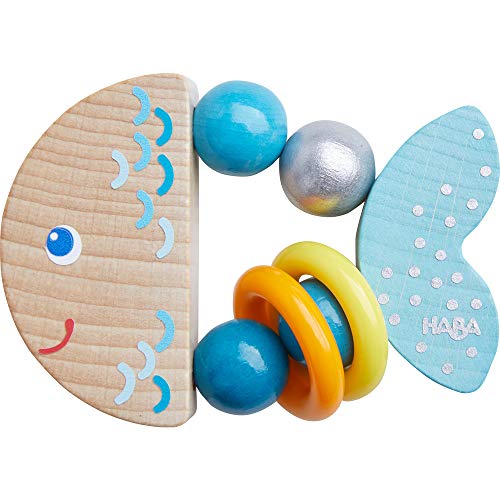 HABA 305582 - Greifling Klapperfisch, Babyspielzeug aus Holz für Kinder ab 6 Monaten in Fischform zur Förderung der Feinmotorik und Wahrnehmung, Greifring in blau für Babys mit Klapper-Effekt von HABA