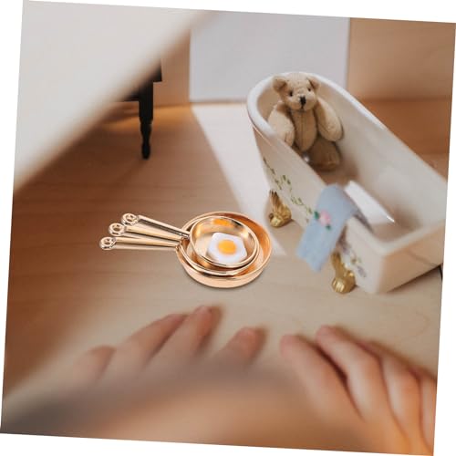 HAWILLOSCH Miniatur Puppenhaus Deko aus Metall Teiliges Goldfarbenes Miniatur Kochgeschirr mit Pfannen und Ei Realistische Mini Pfanne für Puppenhaus Küche Küchenaccessoires von HAWILLOSCH