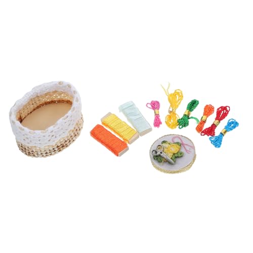 HEALSOPTHY Miniatur Stickkorb Tragbar und Detailliert Miniatur Puppenhaus Zubehör für DIY Mini Möbelausstattung Realistisch Gestaltetes Stickzubehör für Miniaturraum und Puppenhaus Dekoration von HEALSOPTHY