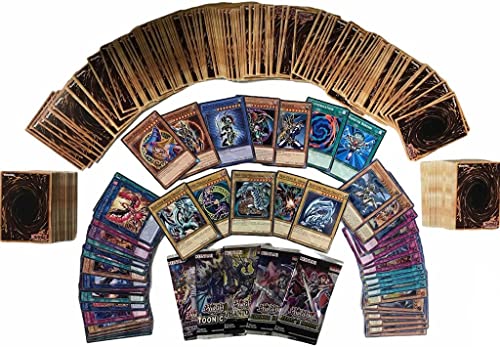 100 Yugioh Sammelkarten 85 Commons 10 Rares 5 Holo Karten + 1 Random Yu-Gi-Oh Booster + 1 Blue-Eyes White Dragon, Dark Magician oder Red-Eyes Black Dragon + 1 Heartforcards® Toploader von HEART FOR CARDS