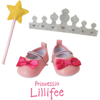 HELESS 4301 Puppen-Accessoires-Set Prinzessin Lillifee, 3-teilig : Ballerinas, Glitzerkrone und Zauberstab, Gr. 30-34 cm HELESS 4301 Puppen-Accessoires-Set Prinzessin Lillifee, 3-teilig : Ballerinas, Glitzerkrone und Zauberstab, Gr. 30-34 cm von HELESS