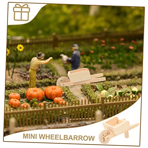 HONITANO 2 Stck Miniatur Holzschubkarre Puppenhaus Zubehör Naturfarbene Mini Wagen mit Rädern Detailgetreues Modell für Landschafts und Tischdekoration Sammlerstück für Garten und Diorama von HONITANO