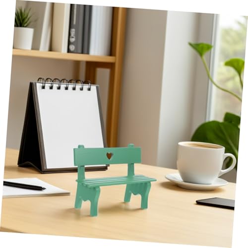 HONITANO Miniatur Holzbank Grün Dekorative Puppenhaus Gartenbank mit Herzmuster Leichter Holzstuhl für Landschaftsdeko Fotorequisiten und Wohnaccessoires von HONITANO