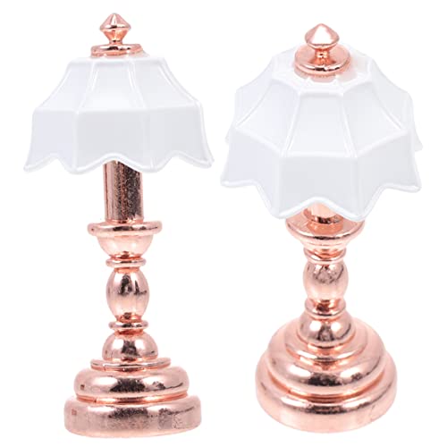 HOODANCOS 2 Stück Mini Tischlampe für Puppenhaus Vintage Nachttischlampe für DIY Miniatur Szenen Gold Säule mit Weißem Lampenschirm als Dekoration für Kinderzimmer HOODANCOS 2 Stück Mini Tischlampe für Puppenhaus Vintage Nachttischlampe für DIY Miniatur Szenen Gold Säule mit Weißem Lampenschirm als Dekoration für Kinderzimmer von HOODANCOS